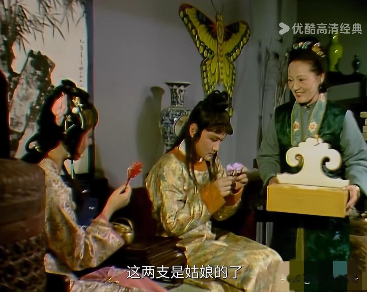 贾宝玉其实是很拎得清的。周瑞家的送宫花，被林黛玉阴阳一句：不是挑剩下的，也轮