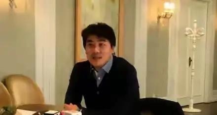 真搞不懂，李明没在北京国安踢过球，却能在总经理位置上待这么多年。好多人质疑，一个