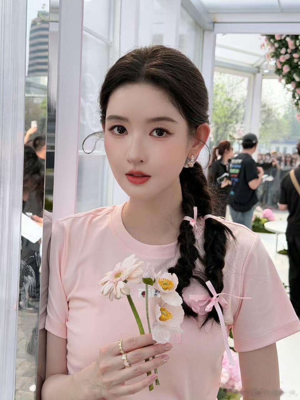 此女的脸怎么会如此对称小小的脸上全是五官王玉雯王玉雯