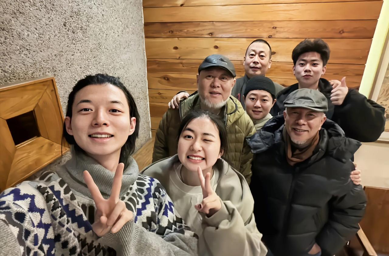 歌手霍尊回家沈阳给64岁老父亲过寿，合照遗憾没看到之前新女友看到霍尊给父亲火