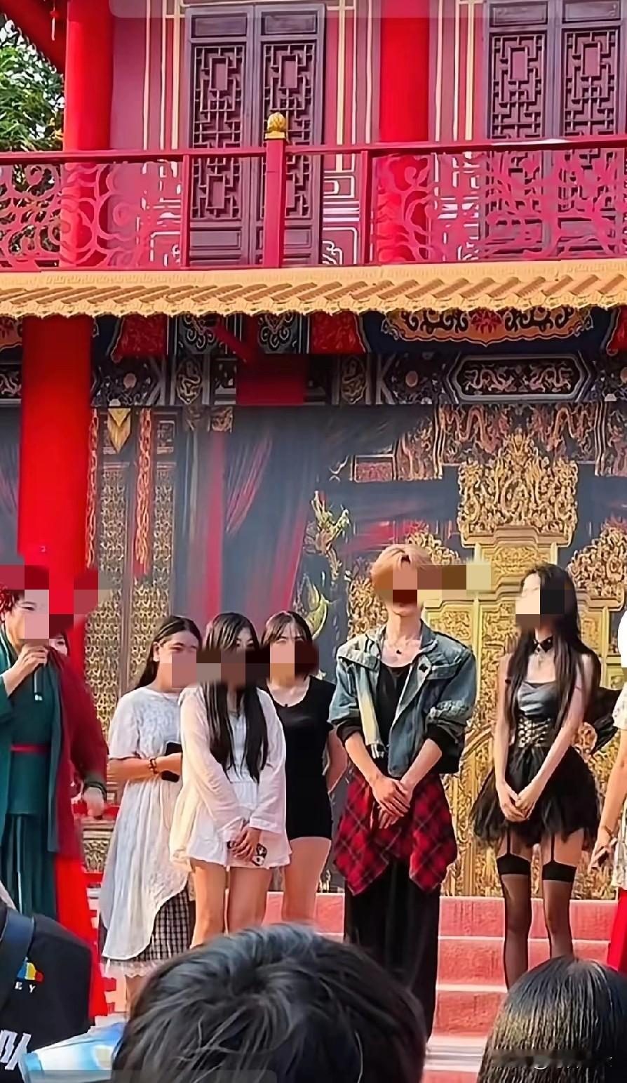 王婆相亲上的一个小伙子，被很多女孩争相追捧。为什么，很简单，年轻，个高，会穿衣打