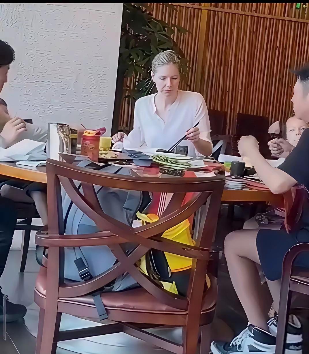 从撒贝宁的夫人就能看出，白种人确实不如黄种人更耐老，白种人年轻时很漂亮，五官立体