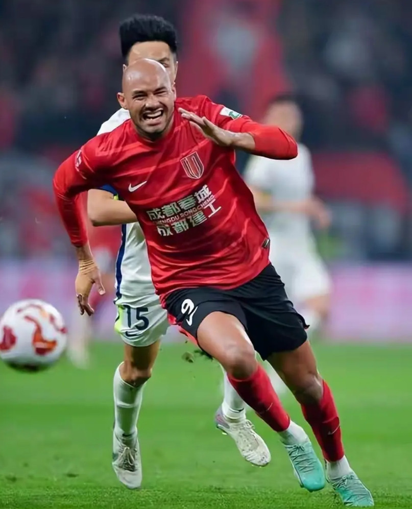 蓉城费利佩不懂兵法更不懂人情世故！在蓉城比分领先的情况下主教练阿洛伊西换下费利佩