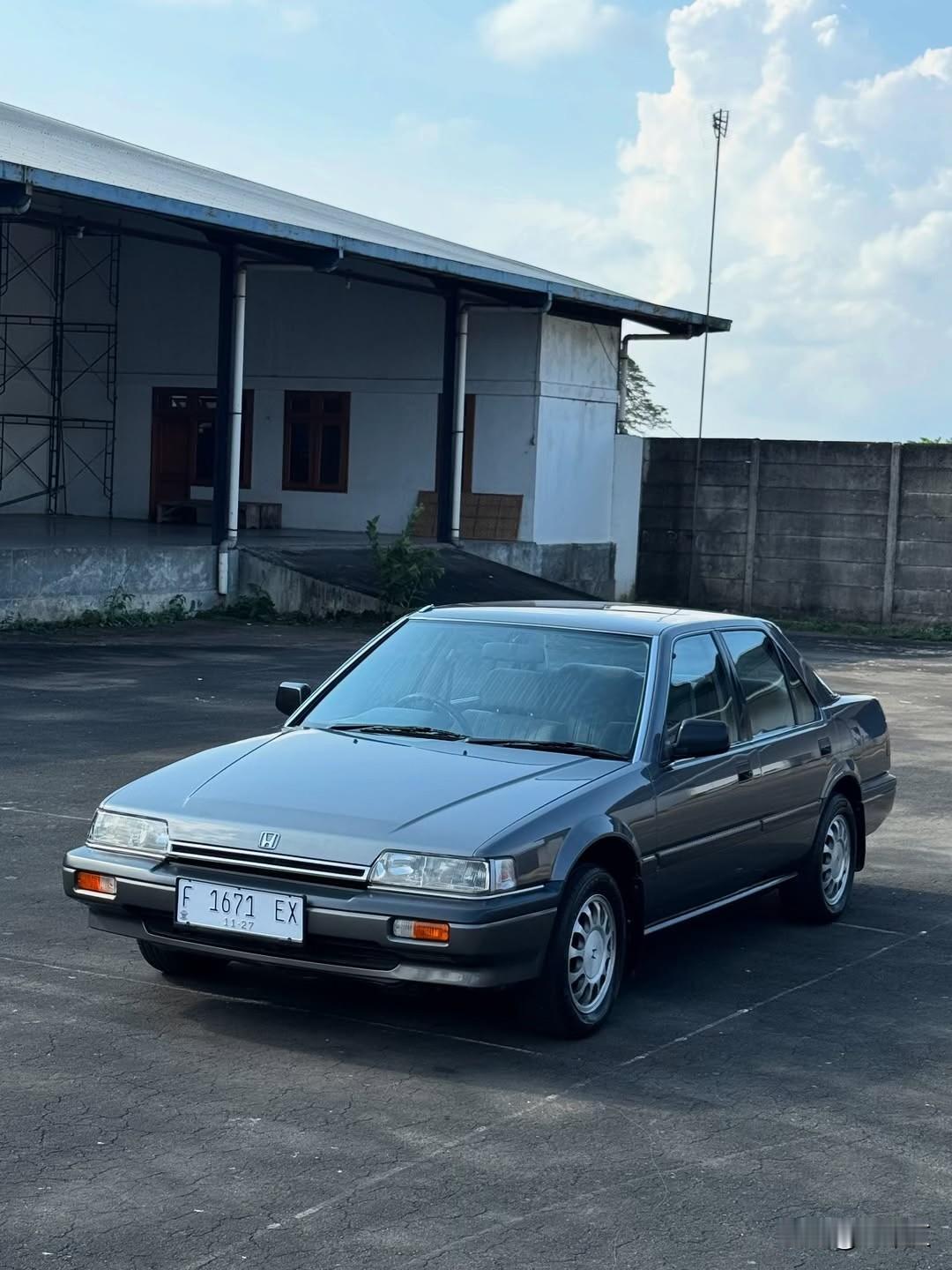 1988年款本田雅阁是第三代车型的代表作，在当年堪称中型轿车的标杆。它以流线