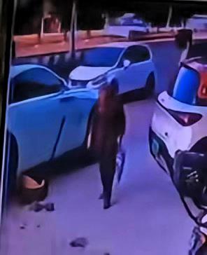 劳斯莱斯路边换胎,丢地上的螺丝被路过大妈捡走了,修理店老板惊出一身冷汗。螺丝不值