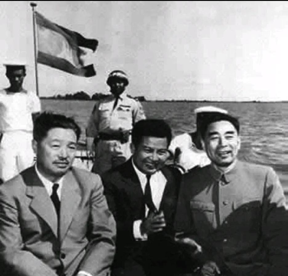 这张西哈努克亲王和周总理、贺龙元帅在小船上的合影意义非凡。1956年，周恩来总理