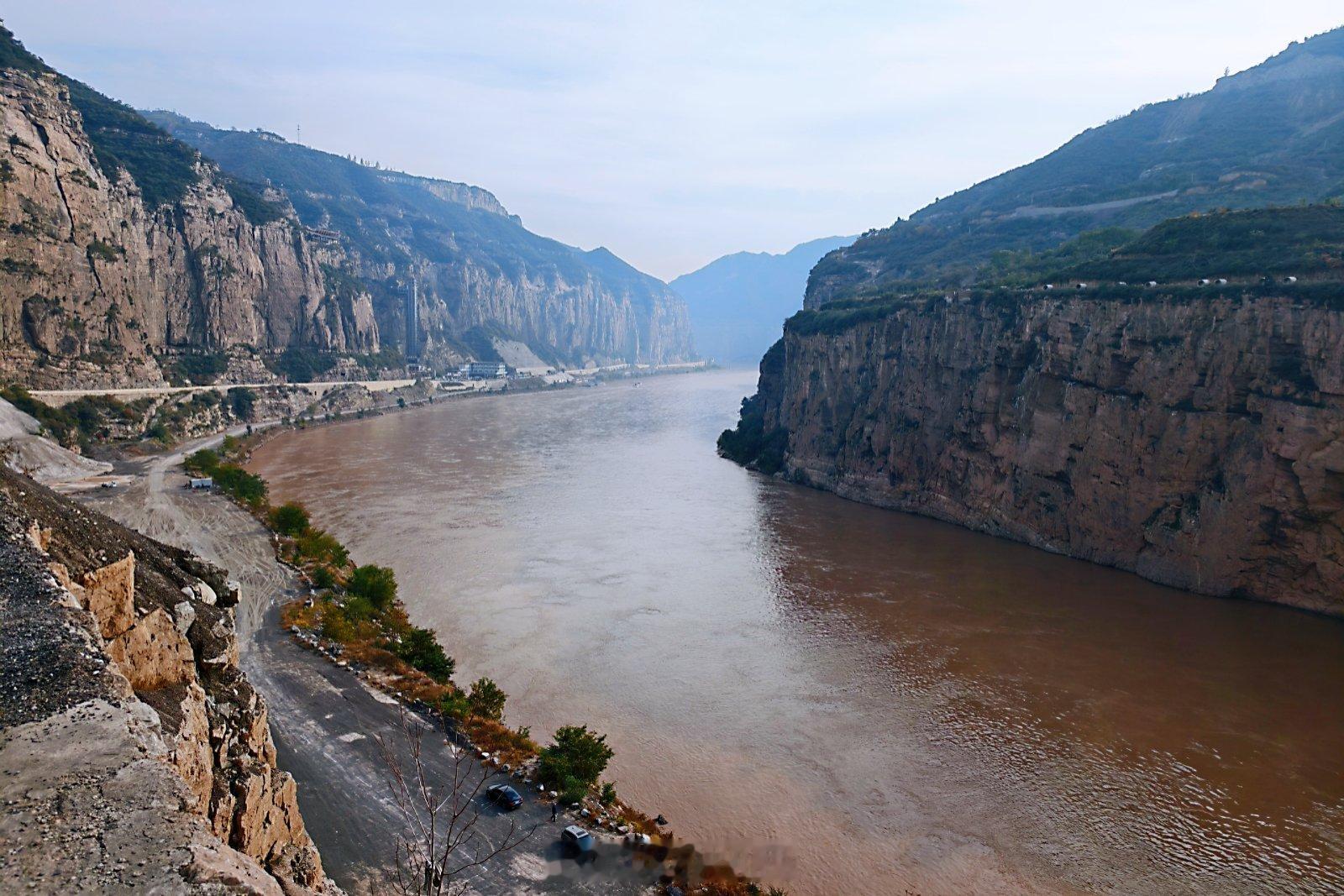 据说这儿是黄河最窄的地方。最宽有多宽呢？反正刚才下游起码有20公里[大笑]生活手