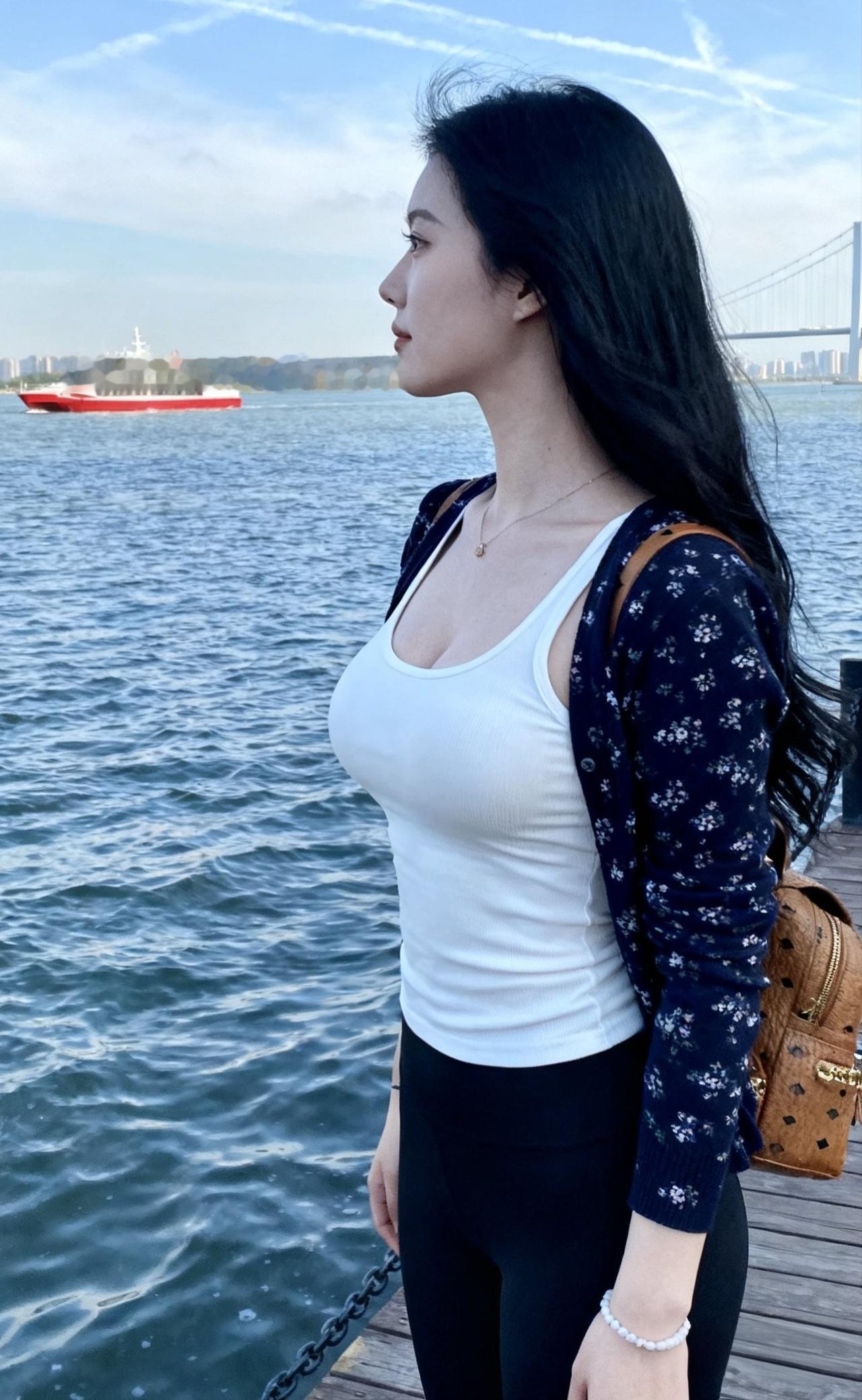 江边有风，赴一场江边与落日的温柔约会，看船渡江海，偷得半日清闲，临水而立，静享人