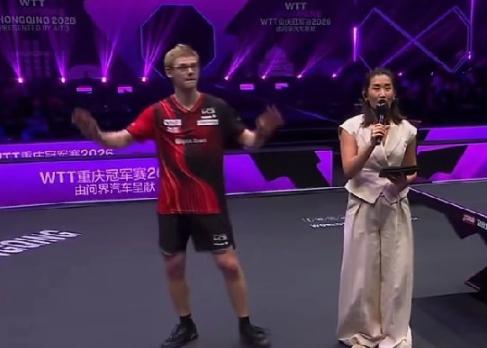 这小勒布伦他还真是一点心事都藏不住拿了冠军，记者问他怎么庆祝。他倒好，直接把