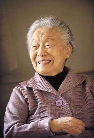有句话说：“女人一定要明白，除了你老公，其他任何男人主动接近你，找你聊天也好，