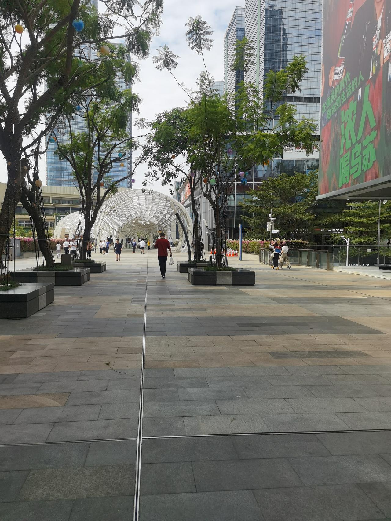 一大早上楼下就闹哄哄的，隐约还听到砸东西的声音。我们这邻居有几个是去年或今年