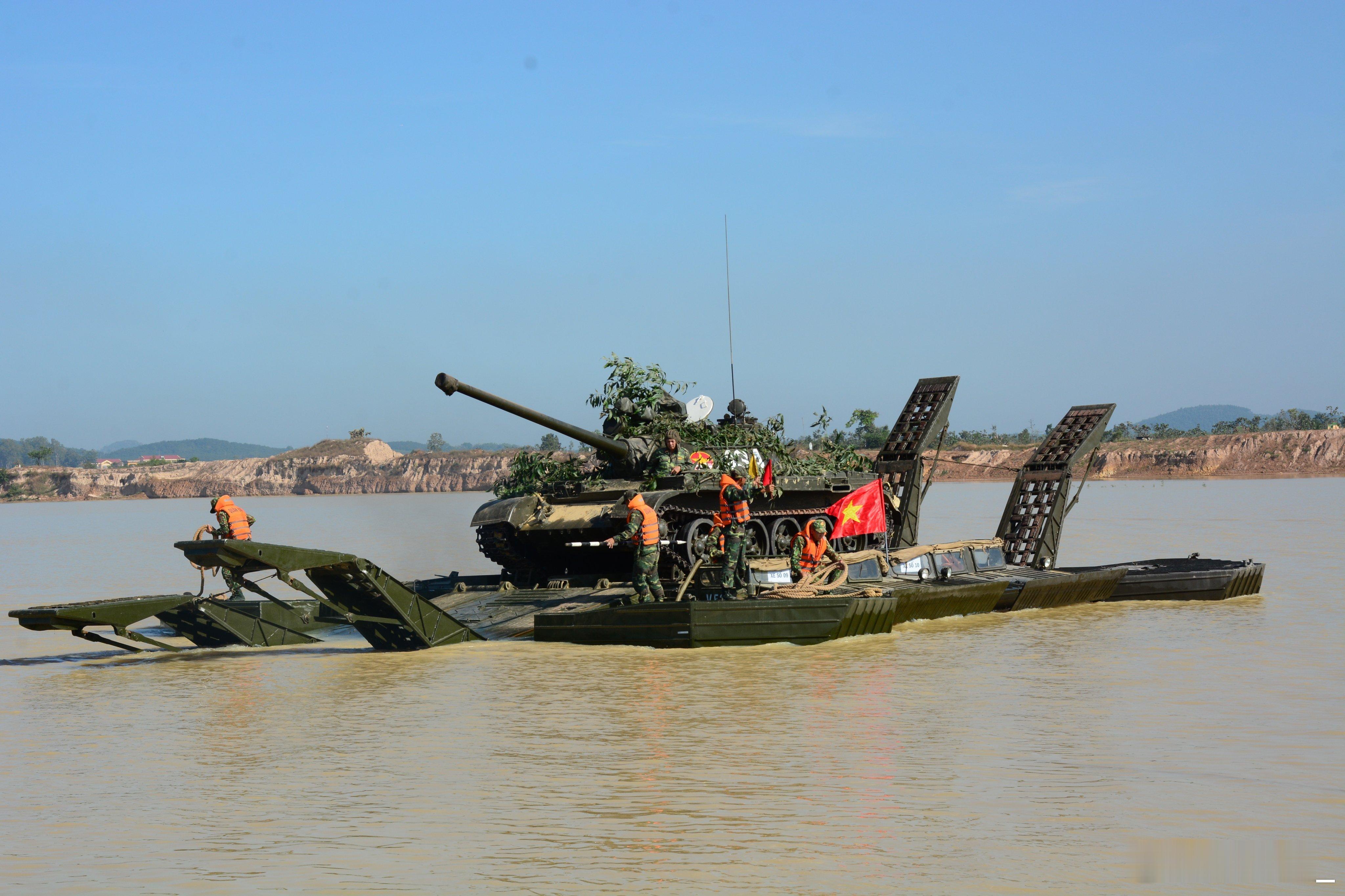 越军舟桥部队演练，将一辆T-55坦克摆渡过河。越军动态​​​