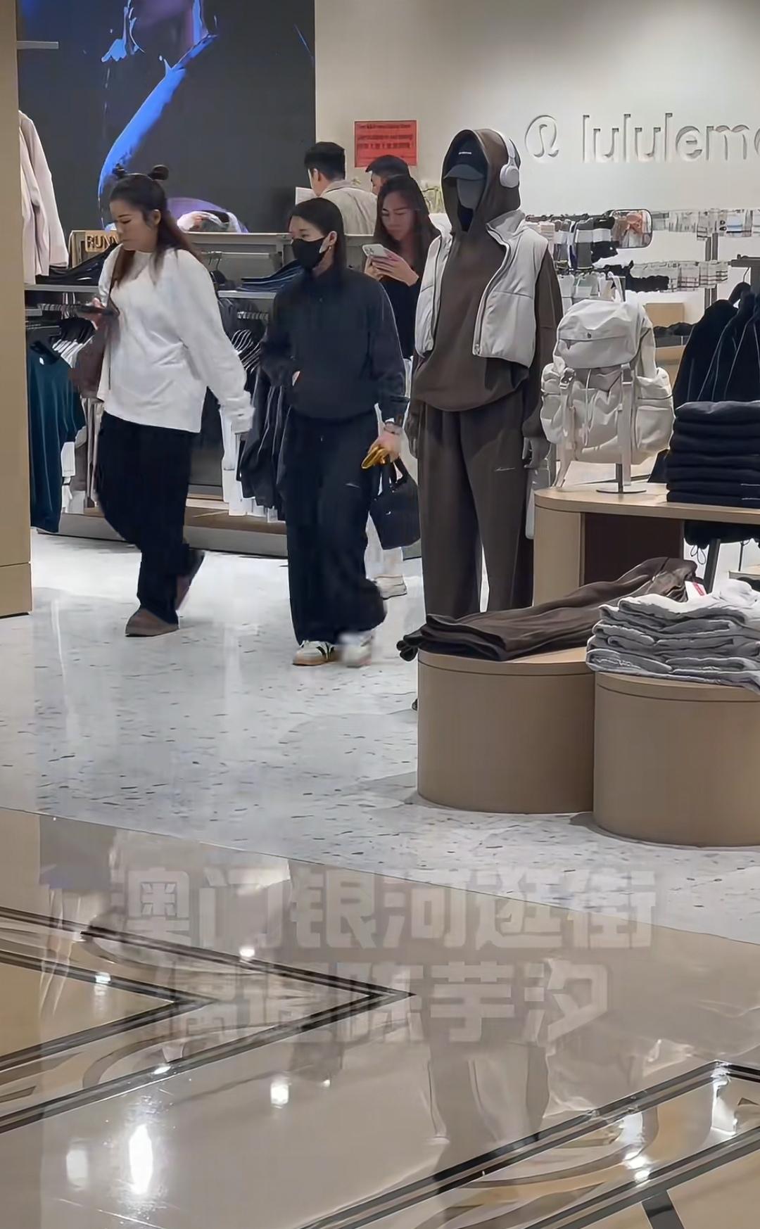 12月10日，陈芋汐来澳门了，来趁着闲暇时间，专门去澳门逛街了，到商场衣服店内挑