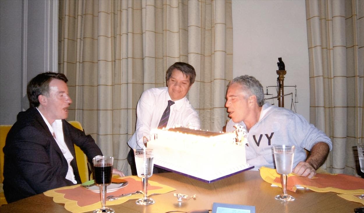 就没见过这种离谱的事，同一个爱泼斯坦，同一份曝光权贵黑幕的文件，美国的特朗普、克