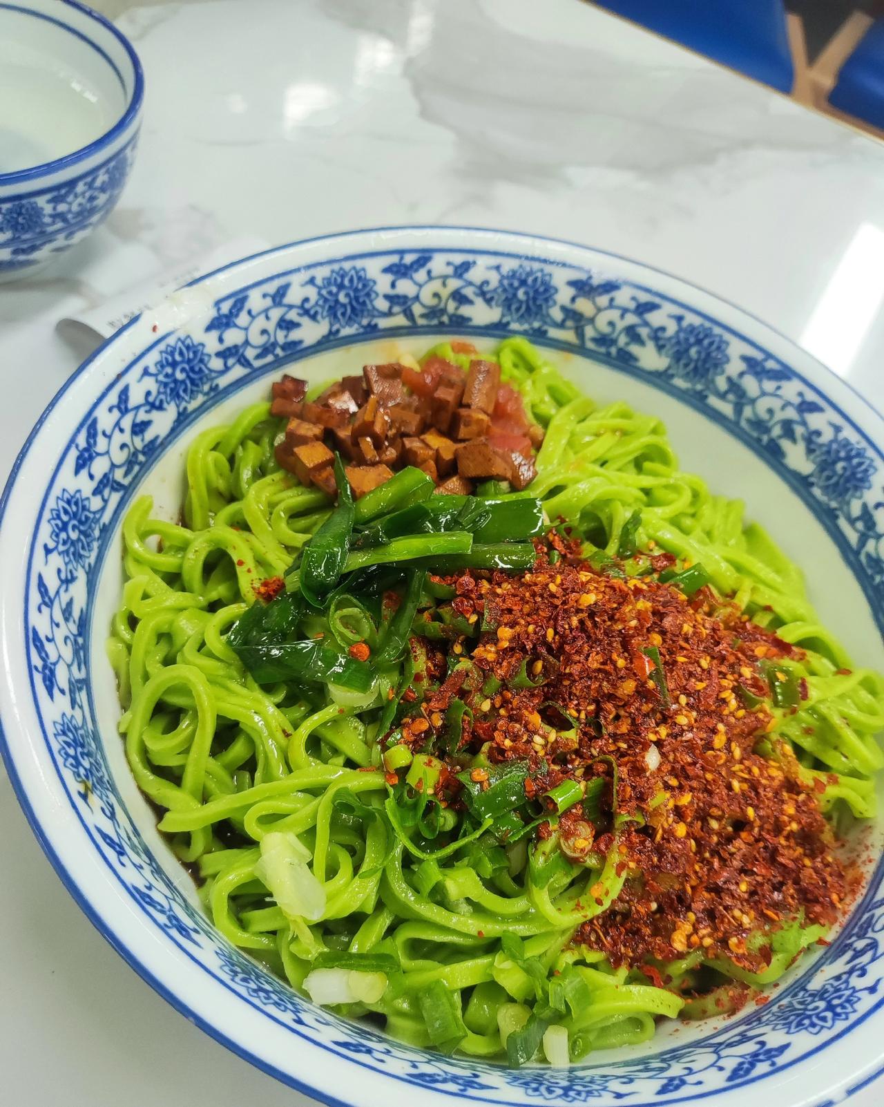 现在如果在外面面馆能吃上一碗手擀面，西安的乡党一定要珍惜！[哭哭]今天中午来南