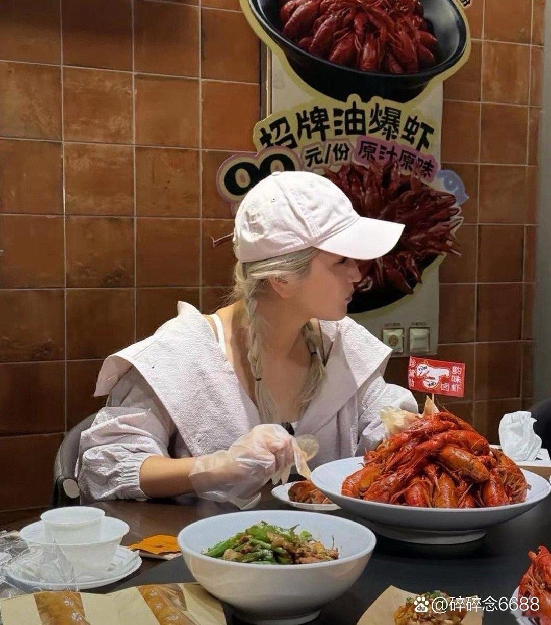 何洁吃小龙虾被拍，她变瘦了漂亮了