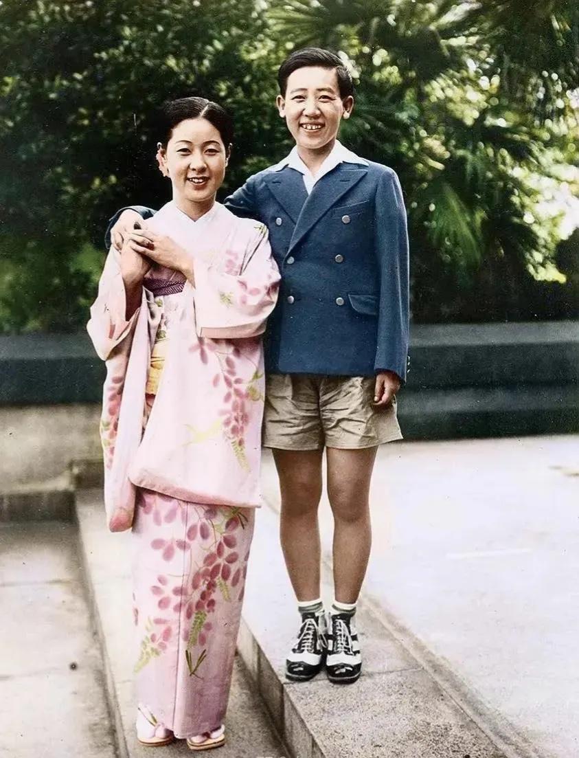 1939年，天津，川岛芳子与日本演员水谷八重子的合影，为了凸显自己，川岛芳子特意
