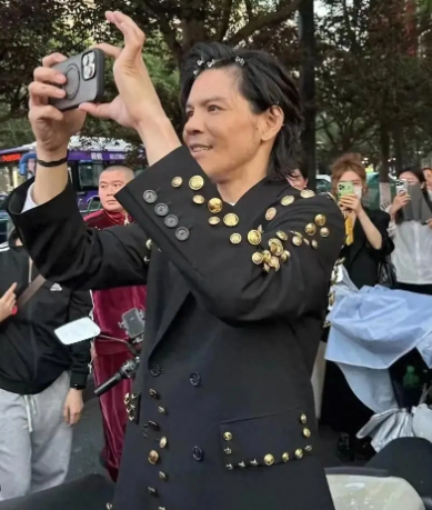 41岁向佐杭州活动素颜发夹造型遭群嘲
