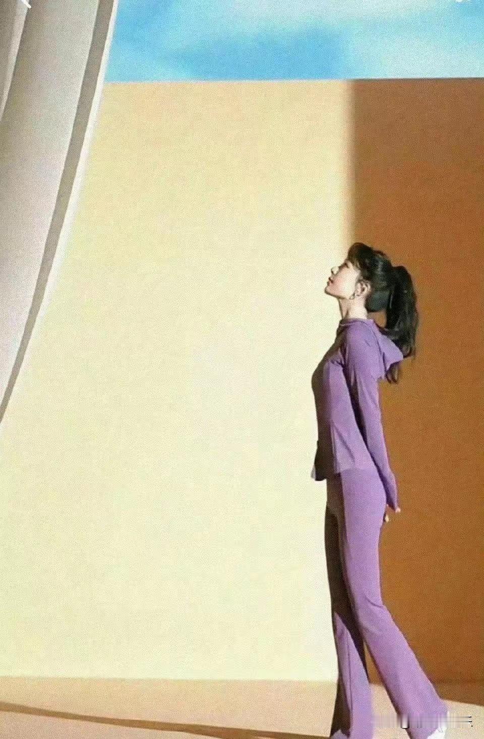 杨紫为了《生命树》上镜好看暴瘦15斤，看这纤细的身姿，真是瘦到了极致，在减肥这