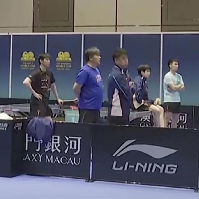 王楚钦与勒布伦比赛没有上场的时候，大家都在观看席等待王楚钦上场。只有王