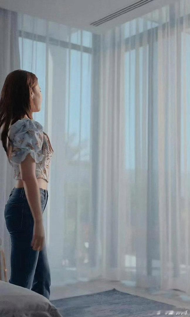 刘亦菲身形匀称曼妙，好身材格外亮眼，气质尽显。