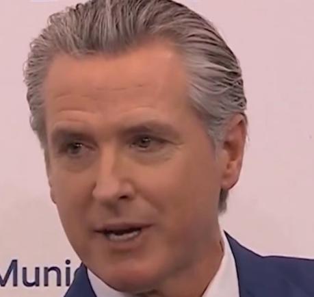 美国这个国家太魔幻了，当自家的总统去参加慕尼黑安全会议时，加州州长直接拆台。 