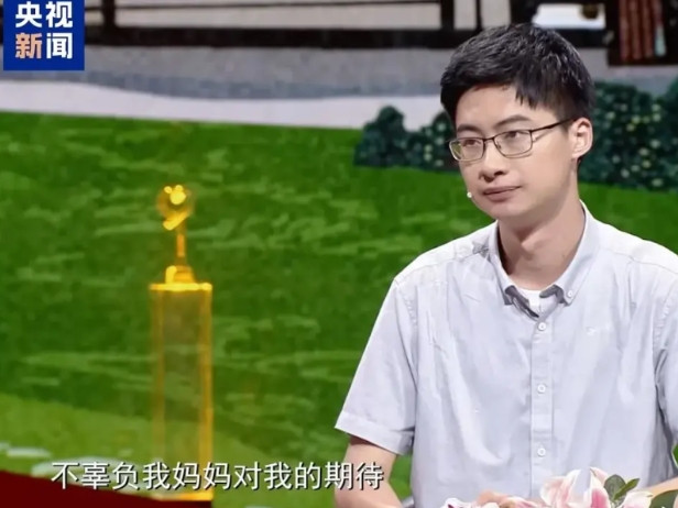 庞众望，清华大学硕士毕业生，毕业后并没有像大多数人一样选择高薪的大厂，而是又读了