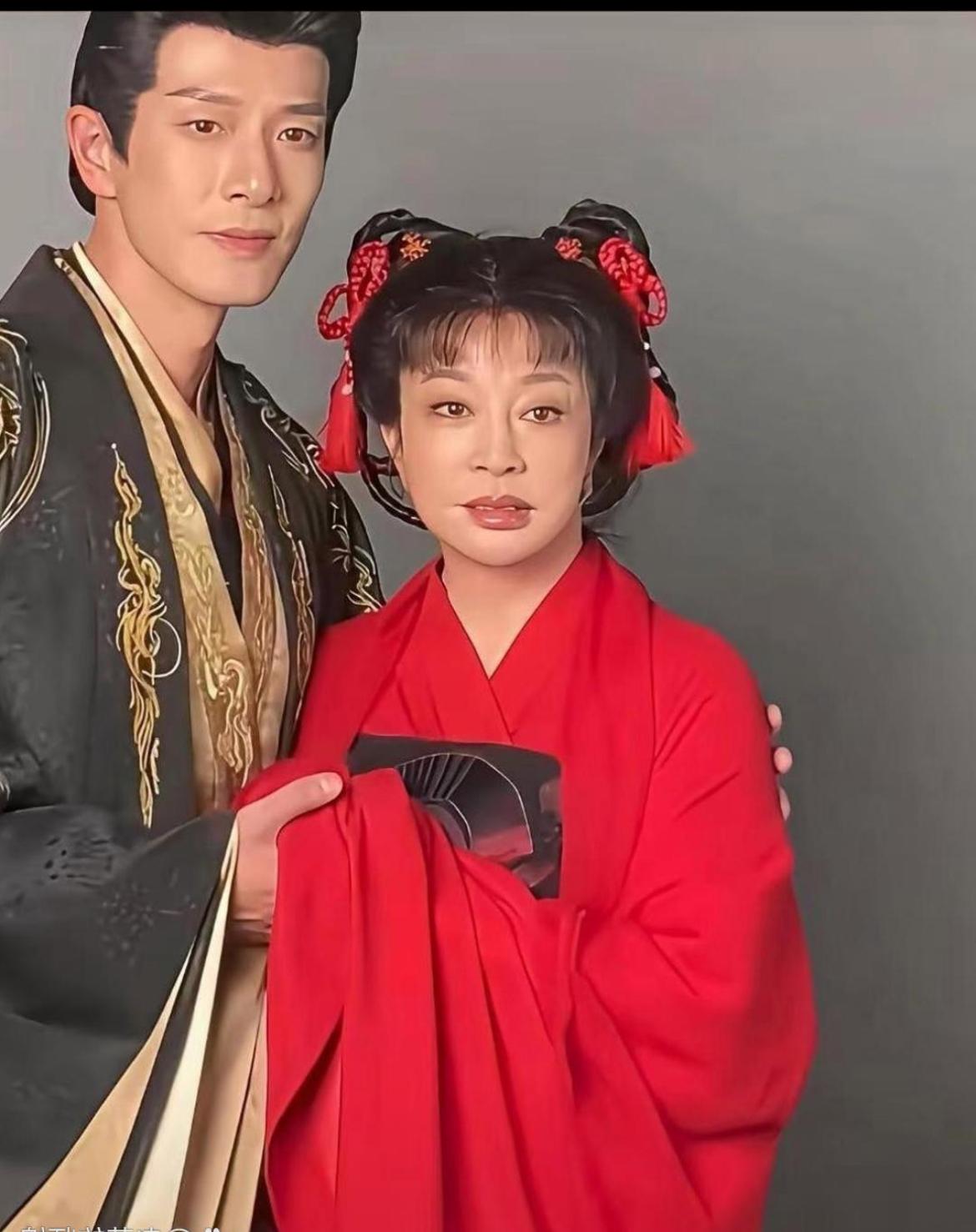 刘晓庆短剧出演18岁少女，开播之后满屏都是违和感的吐槽。有网友放出线下生图，