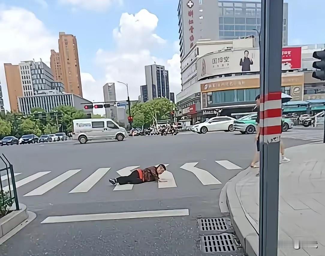 人行道上一个大妈在人行道上摔倒无人敢扶，就怕又遇上1.9万那事！来来往往几十个人