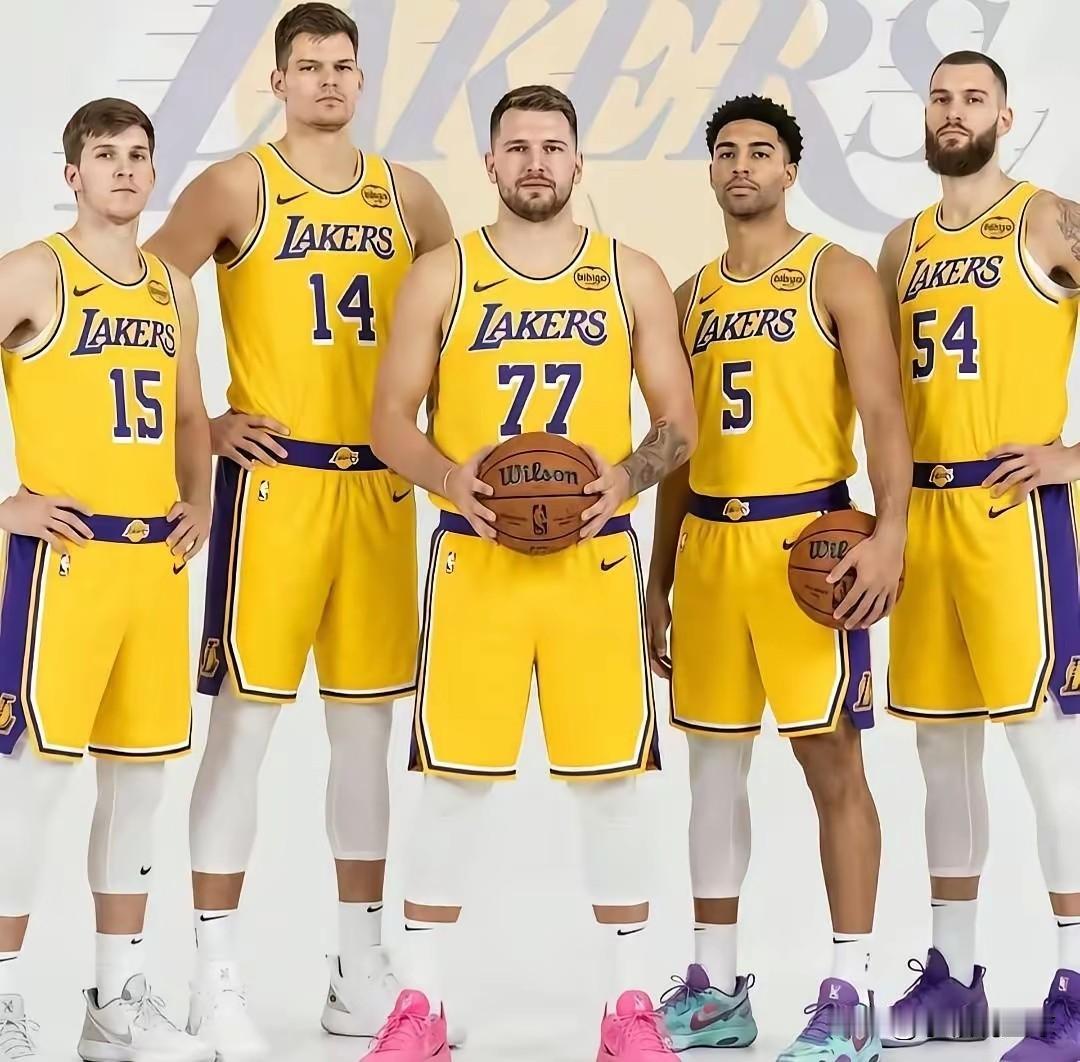 10月3日，NBA签约裁员更新:湖人裁员或3选1，浓眉哥再得帮手:一、根据
