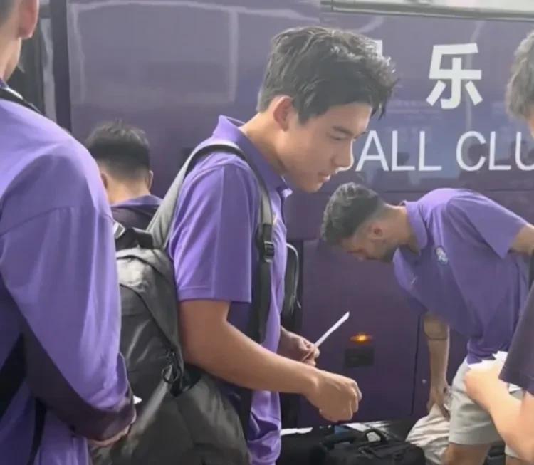 妥妥的人情世故！天津津门虎主教练于根伟也是搞笑了，此前收留了谢维军，现在又收留了
