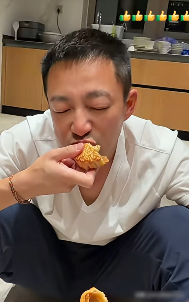 汪小菲肿着眼开月饼，网友全在问：这是拉双眼皮没恢复？视频里那眼皮鼓得发亮，睁眼都费劲，跟他几天前直播