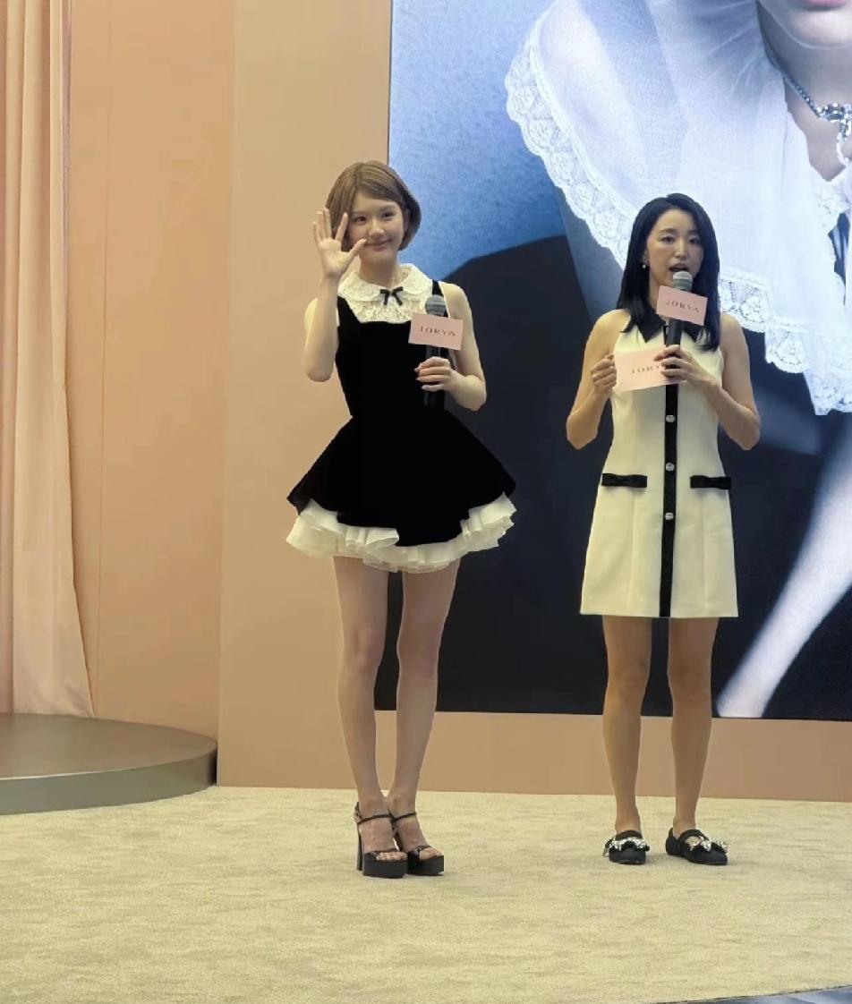 赵露思真的不容易，高跟鞋都穿到青筋暴突了，看起来还是很小一只！这样看她，真的是好