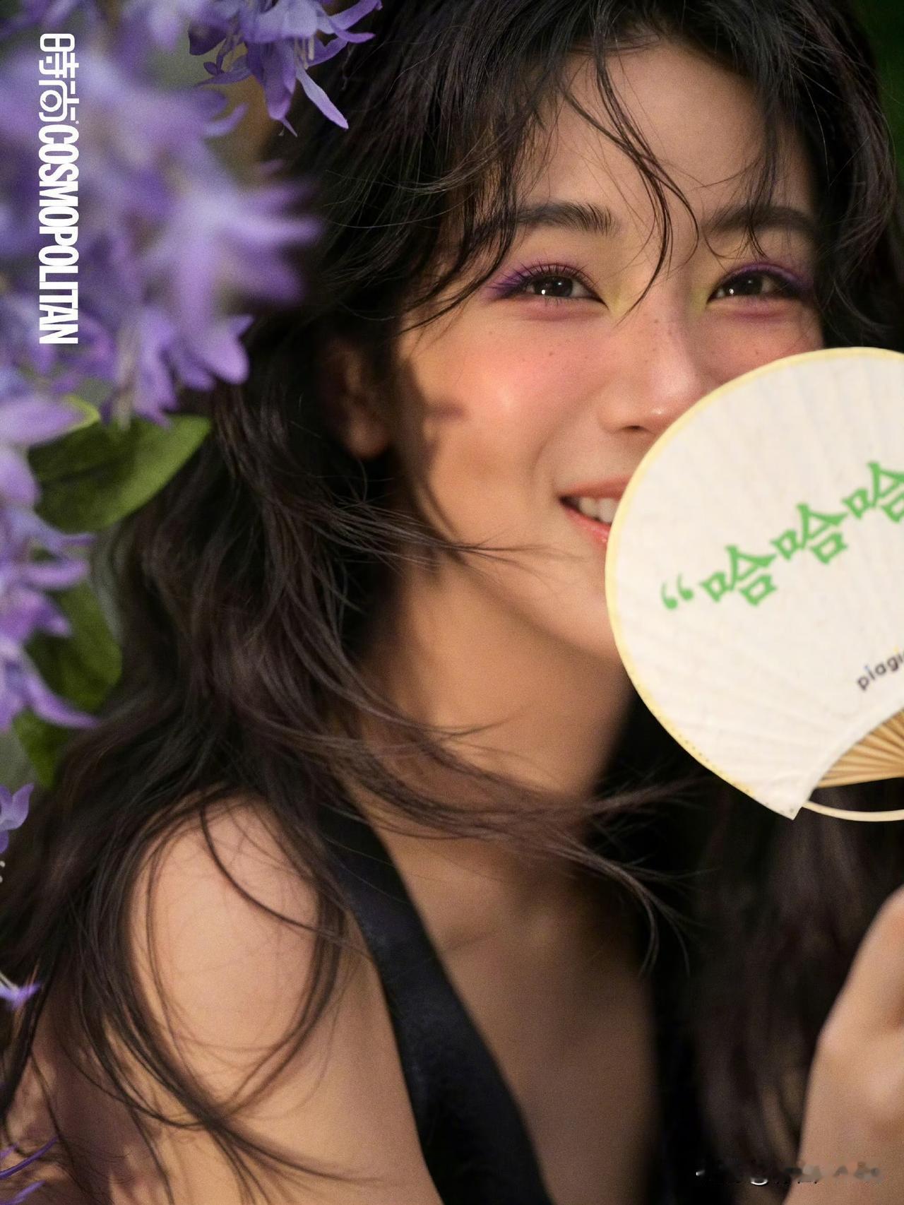 9月2日，杨紫9月刊，好紫好喜欢！看出杂志用心了，每张图都带紫色亮点，从服装，