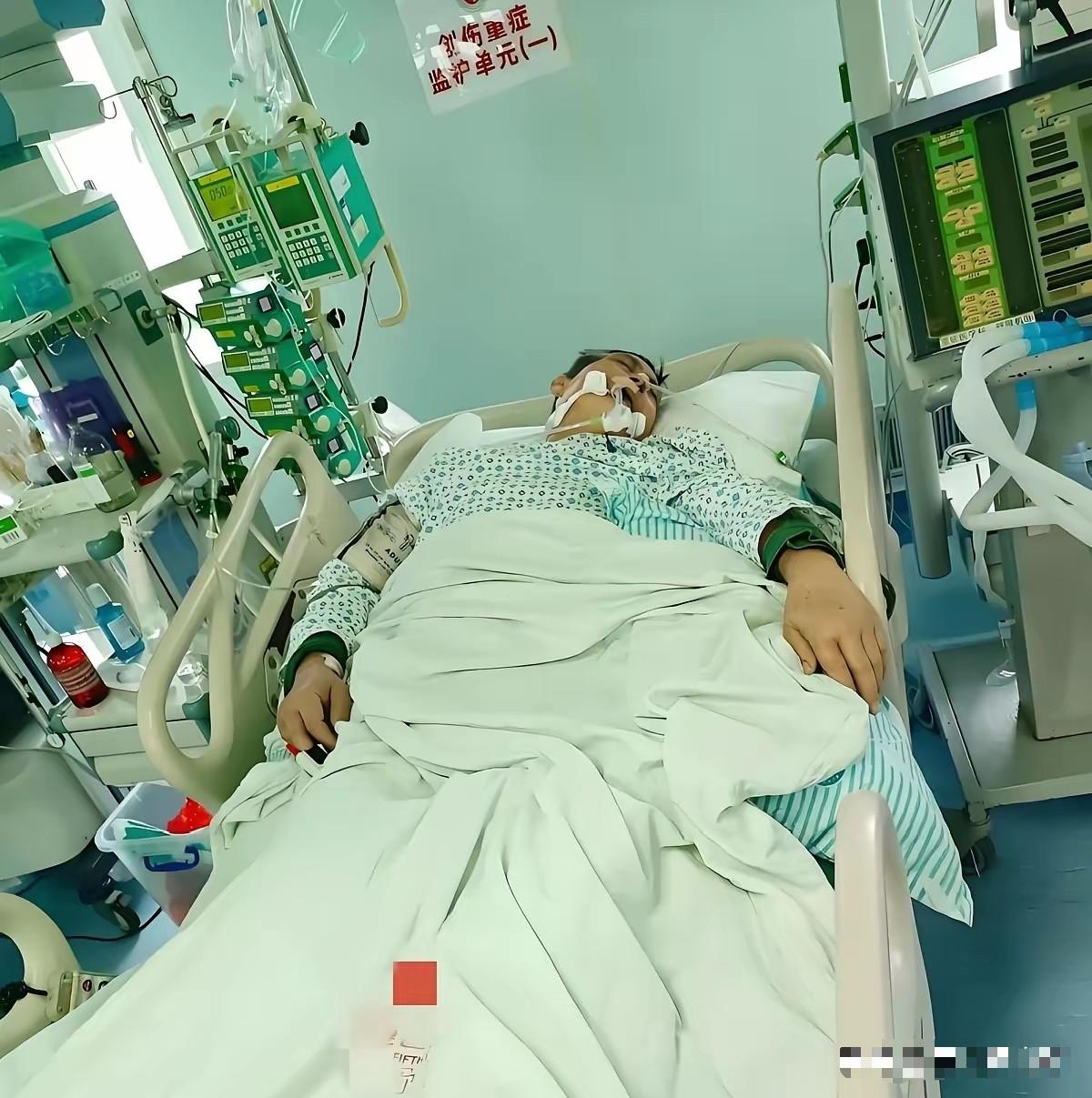 🌞上海闵行区的老张躺在医院重症监护室里，身上插着管子，意识早就迷糊了，就靠