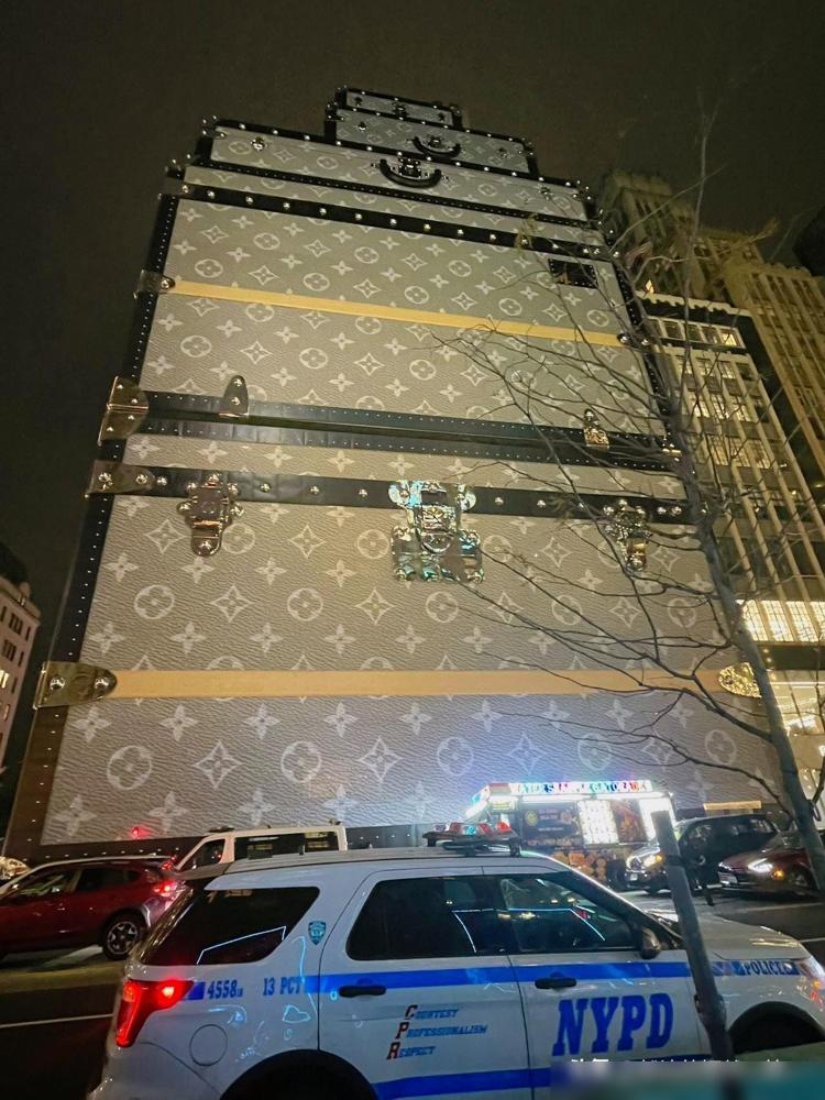 去年在美临回国前，女儿带我去了LV大厦。我们先在外面参观了一番，接着女儿说：“明