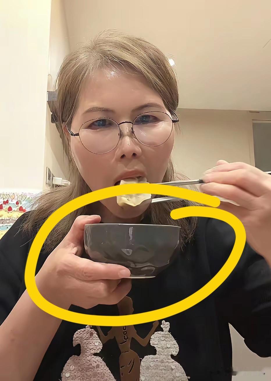 怪不得昨天小杨阿姨包了两大盒饺子呢！昨天她在家直播包饺子，网友还问她包的饺子