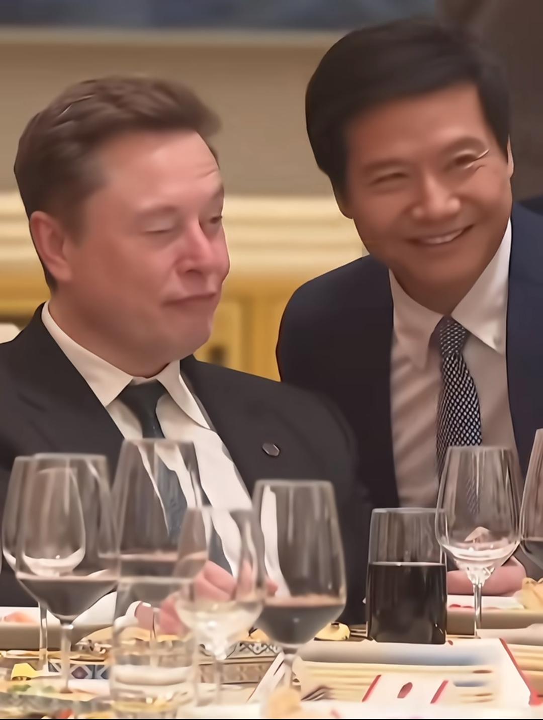 笑不活了，雷军估计本来想拍个合影发朋友圈的吧，没想到被这个拍摄者全毁了！