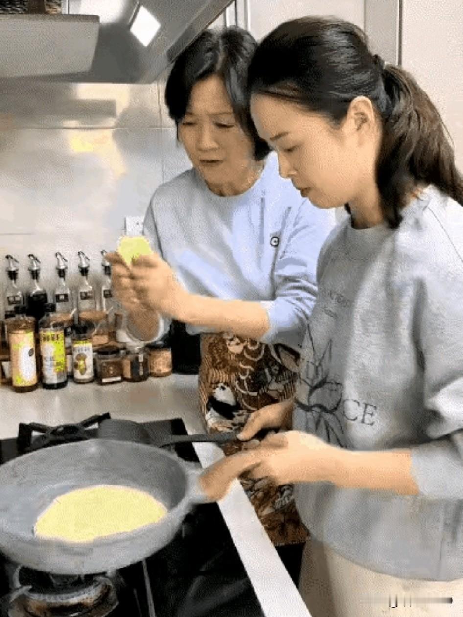同事两口子因为摊煎饼，差点要离婚。同事说，前几天，他妈妈手腕疼没力，儿子又