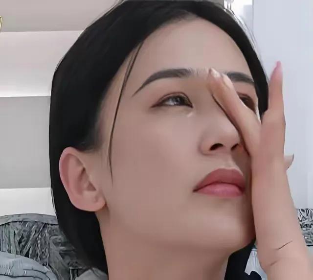 黄圣依离婚：妈妈眼里的“破茧重生”家人们，黄圣依离婚这事儿，最乐开花的是她妈