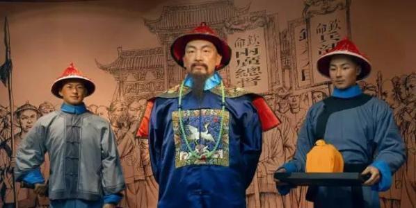 说到清朝的官员品级，很多人的第一反应就是“一品大员”。影视剧里，动不动就有人被