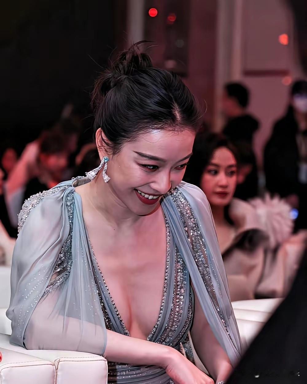 倪妮真是放得开！倪妮有模特身材，37岁的她还有说不出的自信。她一直都