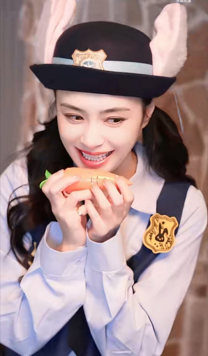 阿娇钟欣潼cos兔子警官这盛世美颜真不是盖的，做表情好俏皮好灵动，和twins