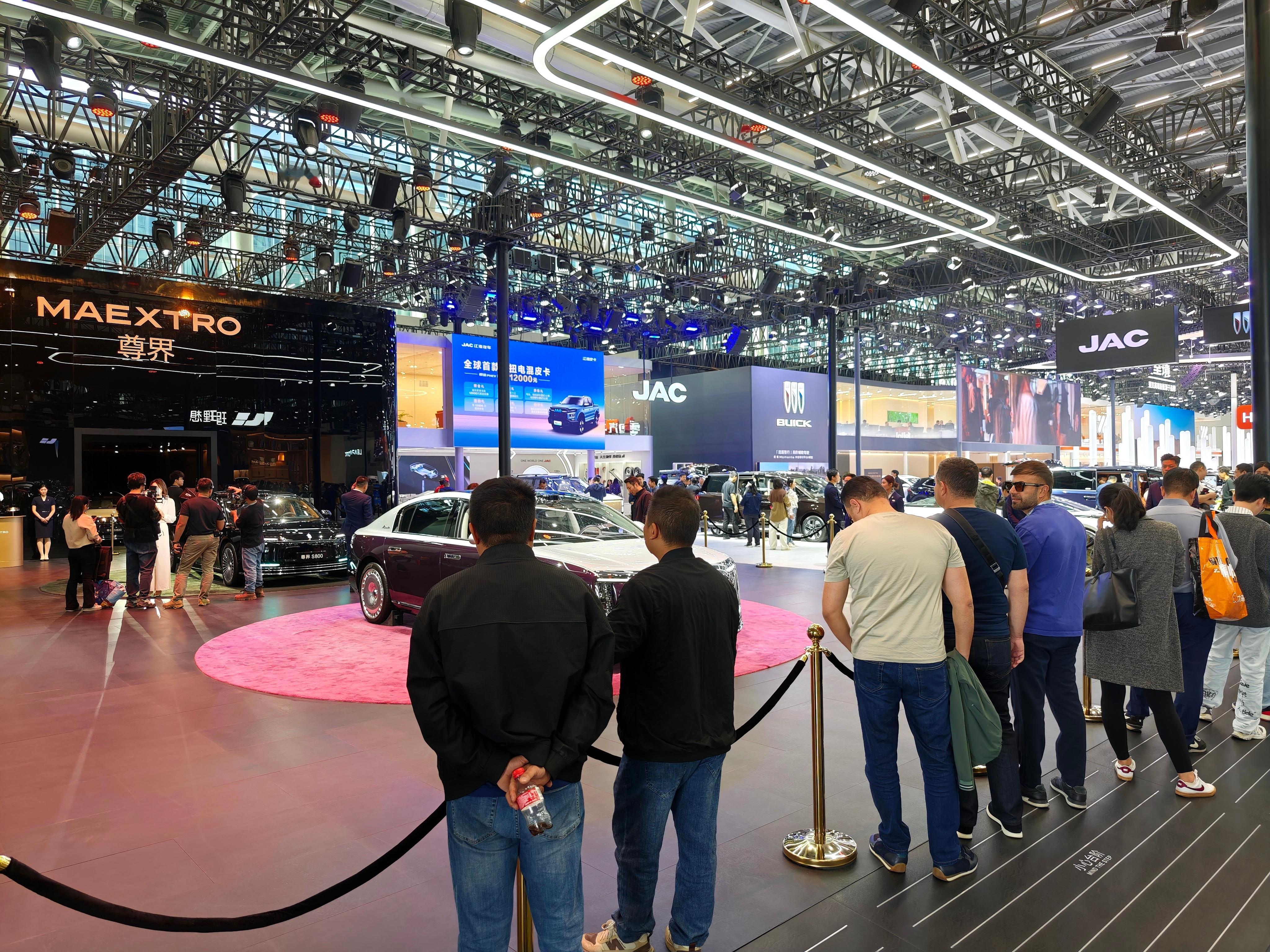 一大早路过尊界展台，就看到有很多人在排队等着体验了，上个月卖出1970台，已经连