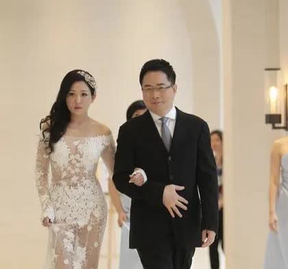 蔡正元共有两次婚姻,分别是与严纪华和洪菱霙。首任妻子:严纪华两人结婚30