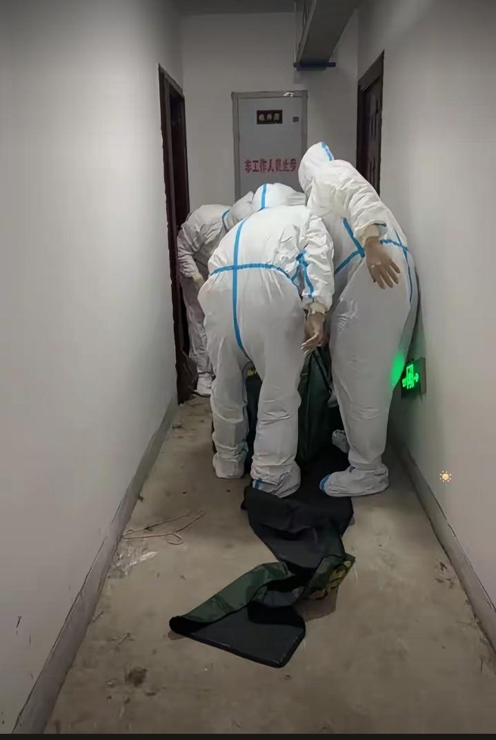 近日我们小区出了一件意外事件，一独居老人在家去世没有人发现，等发现后已经去世多日
