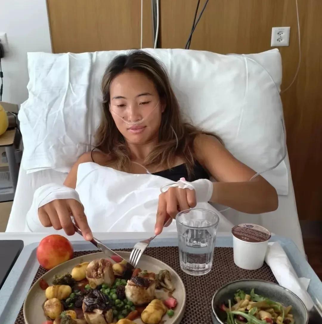 郑钦文团队啥人都有，怎么吸氧扎手时她还自己刀叉吃饭呢？文文妈不是也一直伴陪女儿
