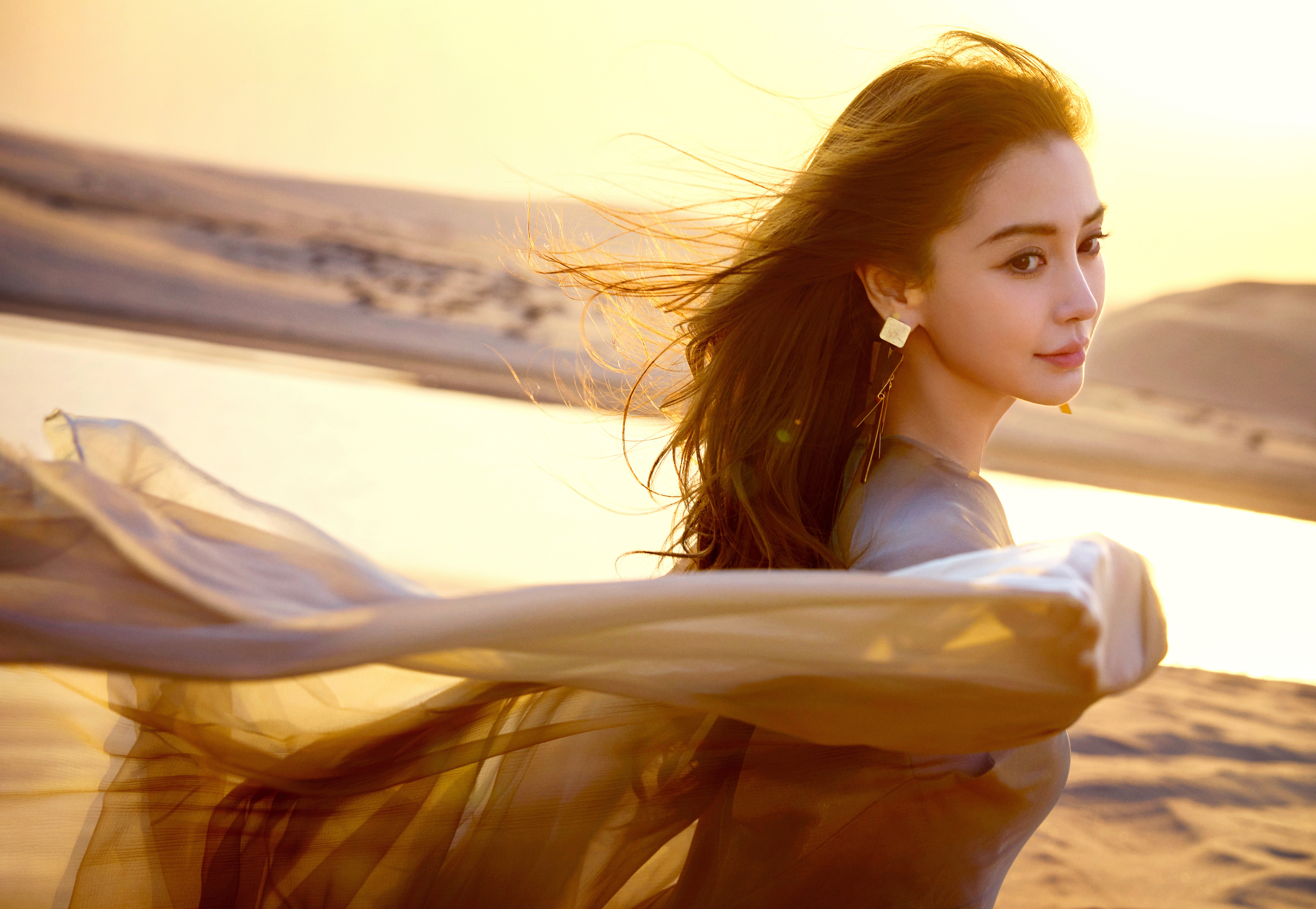 angelababy杨颖落日浸沙，风携薄纱，把温柔留在旷野