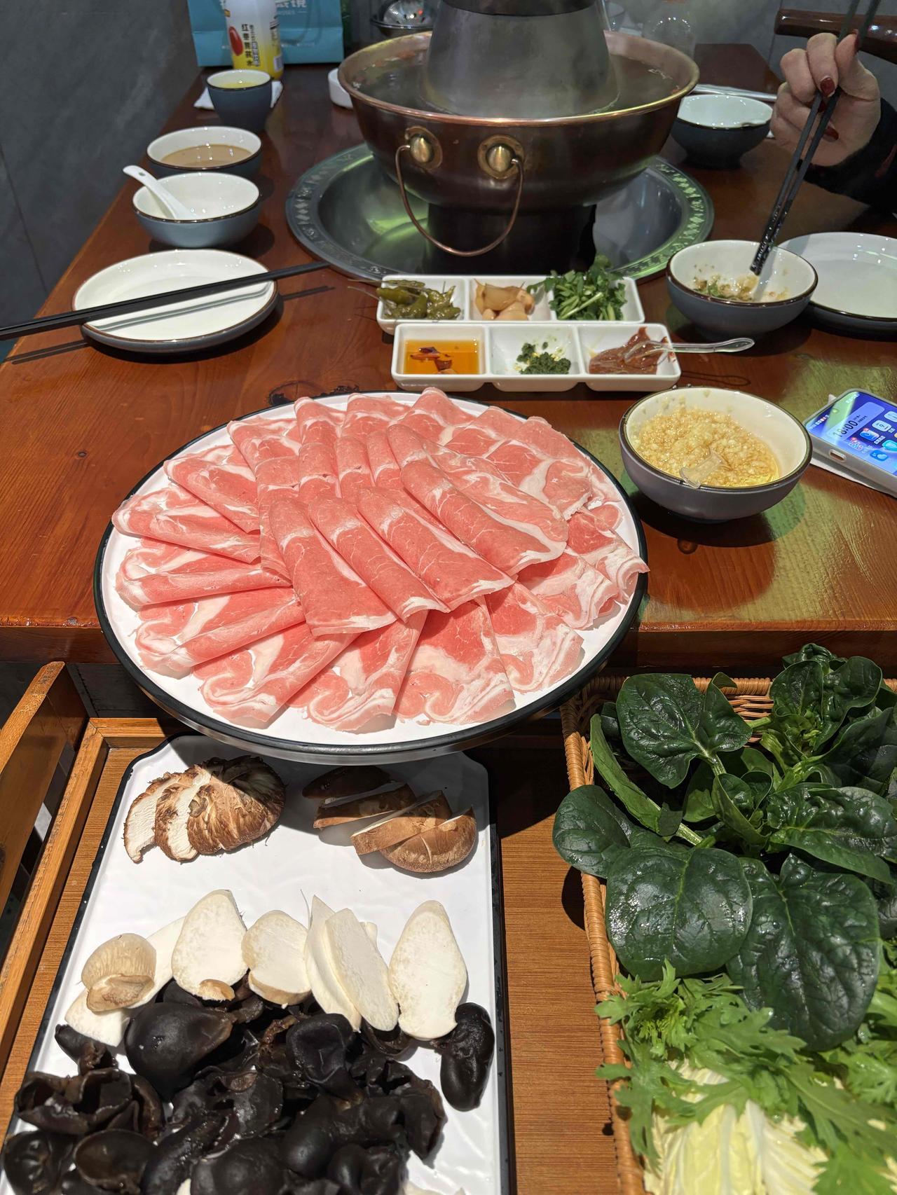 讲究人涮肉，讲究“三不遇”：水不醇不遇肉，肉不鲜不遇锅，火候欠不遇嘴。