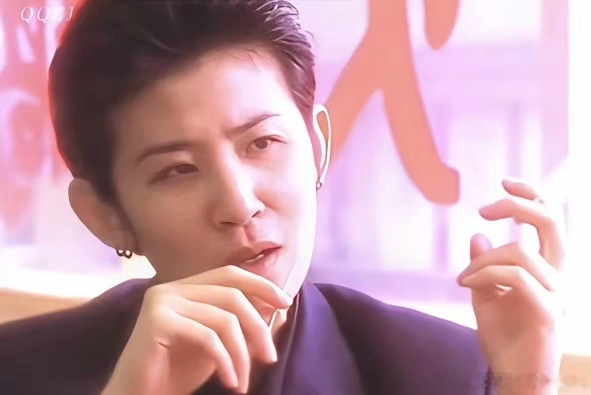 这么一看，吴君如是继承了爸爸的美貌啊！但同时她又好像她妈妈。吴君如爸爸颜值好高啊